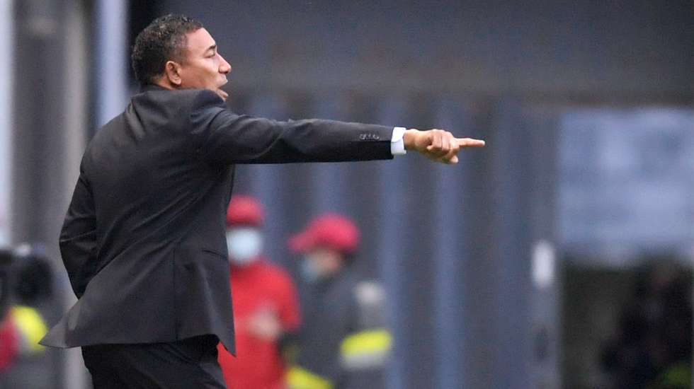 O treinador Lito Vidigal do Moreirense dá indicações aos seus jogadores durante o jogo contra o Boavista na jornada 15 da Primeira Liga de Futebol  disputado no Estádio do Bessa Sec. XXI, Porto, 19 de dezembro de 2021. FERNANDO VELUDO/LUSA