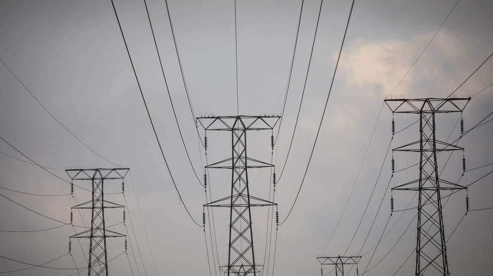 epa09573463 Power lines run from state power supplier Eskom to the national grid in Johannesburg, South Africa, 10 November 2021. The national power supplier has implemented stage 4 load shedding nationally for the rest of the week because of numerous breakdowns at power stations and corruption and mismanagement that has plagued the power utility for more than a decade.  EPA/KIM LUDBROOK