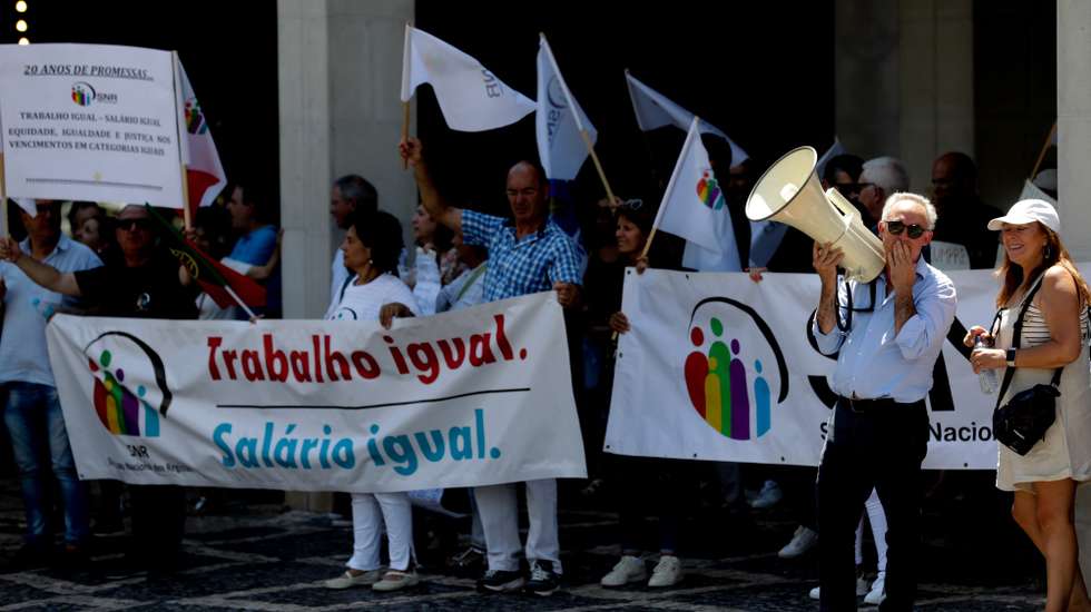 Manifestação e início da greve de trabalhadores dos serviços de registos, convocadas pelo Sindicato Nacional dos Registos (SNR), na sequência da reunião com o secretário de Estado da Justiça de 30 de maio, sem qualquer “fumo branco” para a resolução dos vários problemas dos trabalhadores, Lisboa, 1 de agosto de 2022. A greve decorre nos dias 01, 05, 08, 12, 19, 22, 26 e 29 de agosto. TIAGO PETINGA/LUSA