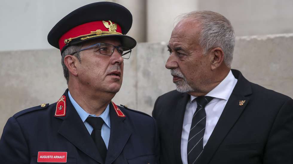 O comandante dos Bombeiros de Pedrógão Grande, Augusto Arnaut (E), com o presidente da Liga de Bombeiros Portugueses, António Nunes (D), no final da leitura do acórdão do processo que ilibou os 11 arguidos acusados de homicídio por negligência na sequência do fogo de Pedrógão Grande, no Tribunal de Leiria, 13 de setembro de 2022. PAULO NOVAIS/LUSA