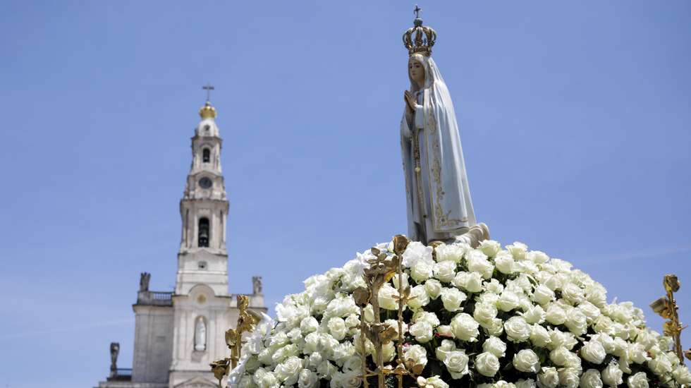 A imagem de Nossa Senhora de Fátima é levada no andor durante a Procissão do Adeus integrada nas celebrações religiosas da Peregrinação Internacional Aniversária de maio no Santuário de Fátima, 13 de maio de 2022. PAULO CUNHA/LUSA