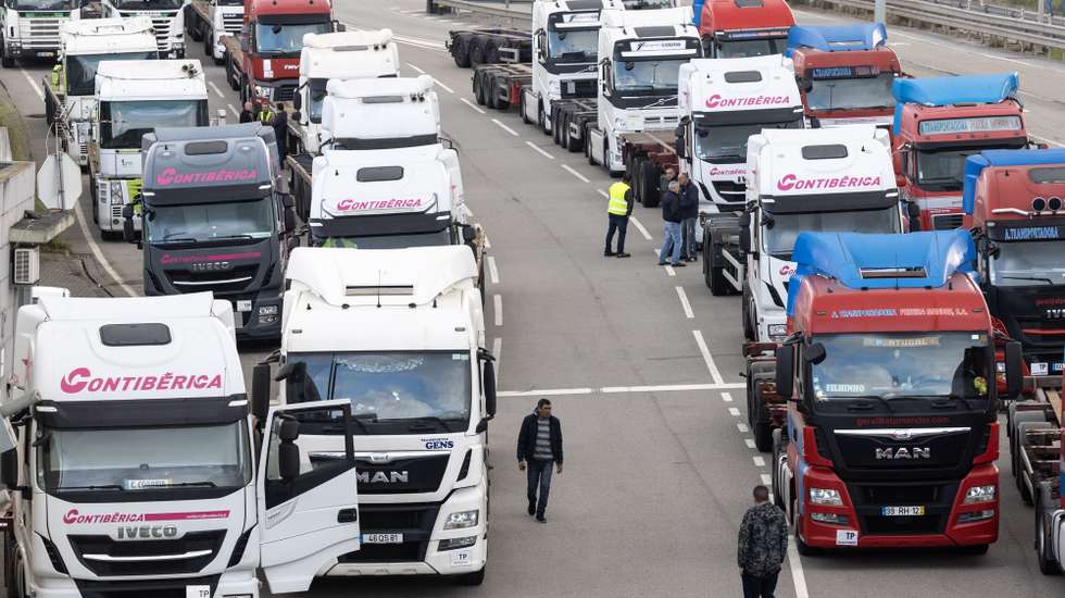 Paralização de transportadores rodoviários de contentores que operam no porto de Leixões em Matosinhos, 22 de fevereiro de 2023. Esta ação de protesto decorre até ao dia 24 de fevereiro. JOSÉ COELHO/LUSA