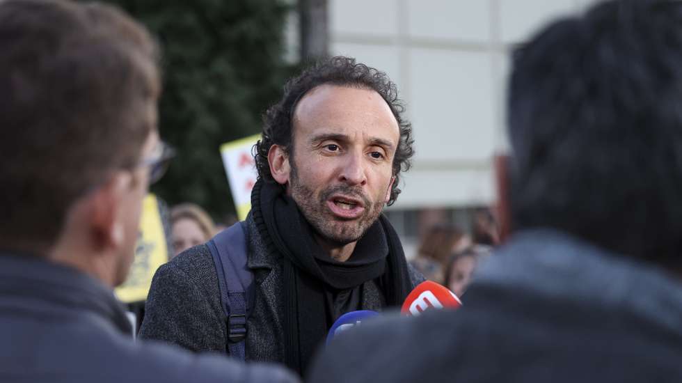 O coordenador do Sindicato de Todos os Profissionais de Educação (STOP), André Pestana, fala aos jornalistas no final da reunião com as comissões sindicais e de greve sobre a continuação da luta de todos os profissionais da educação, depois de serem decretados serviços mínimos, em Coimbra, 04 de fevereiro de 2023. PAULO NOVAIS/LUSA