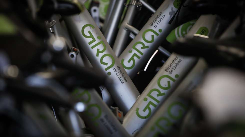 Bicicletas paradas nas instalações da rede de bicicletas partilhadas Gira que é gerida pela EMEL, em Lisboa, 16 de julho de 2020. (ACOMPANHA TEXTO DA LUSA DO DIA 18 DE JULHO DE 2020). MÁRIO CRUZ/LUSA