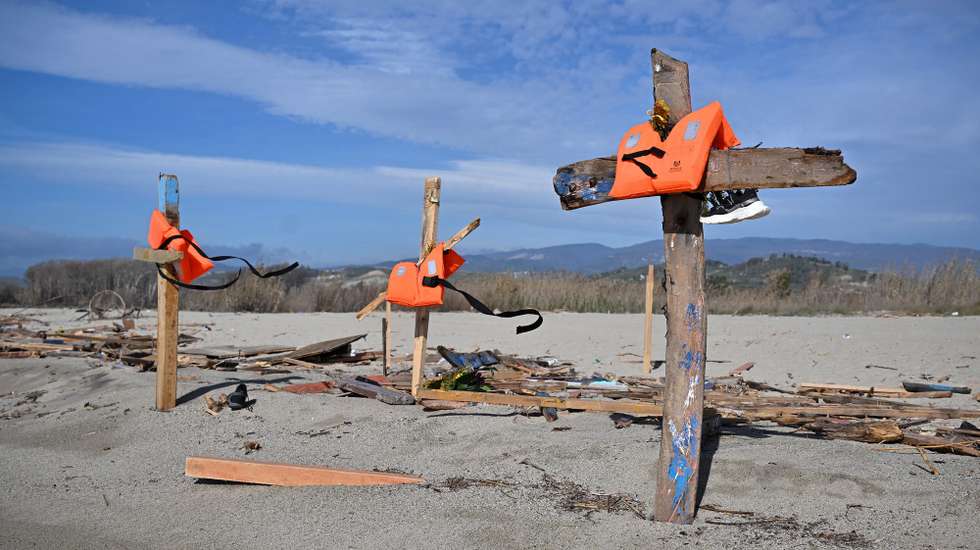epaselect epa10511234 Crosses to pay homage to the victims of the Steccato di Cutro shipwreck, in Crotone, Italy, 09 March 2023. The Italian government will hold on the day a cabinet meeting in Cutro, where at least 72 migrants died in a tragic shipwreck that took place on the coast of Steccato on 26 February.  EPA/CARMELO IMBESI