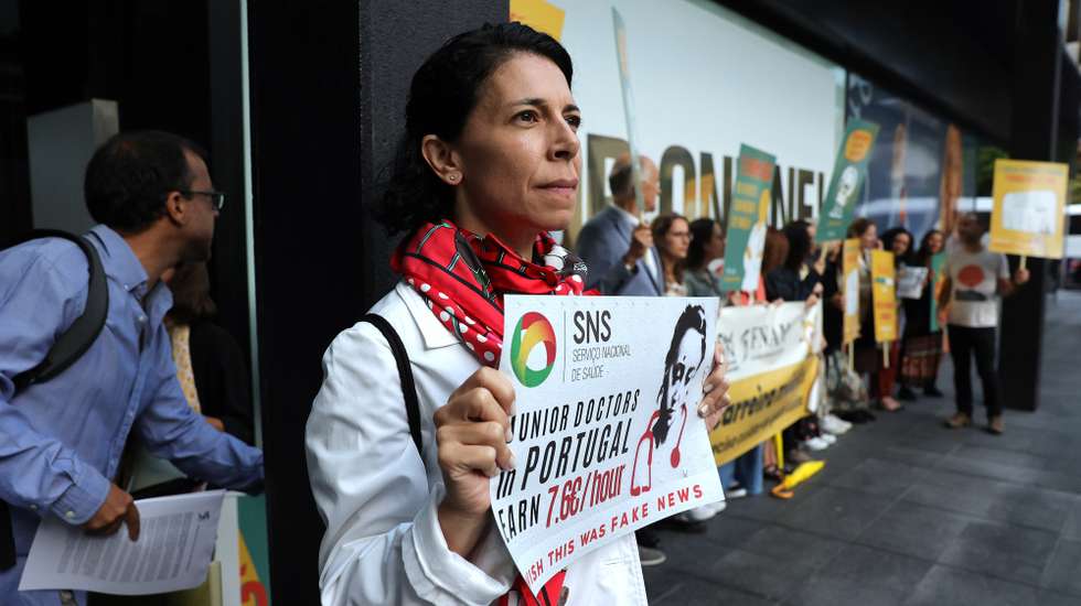 Médicos durante uma manifestação convocada pela Federação Nacional dos Médicos (FNAM) junto ao 2.º Simpósio da Organização Mundial de Saúde dedicado ao futuro digital, no Porto, 05 de setembro de 2023. ESTELA SILVA/LUSA