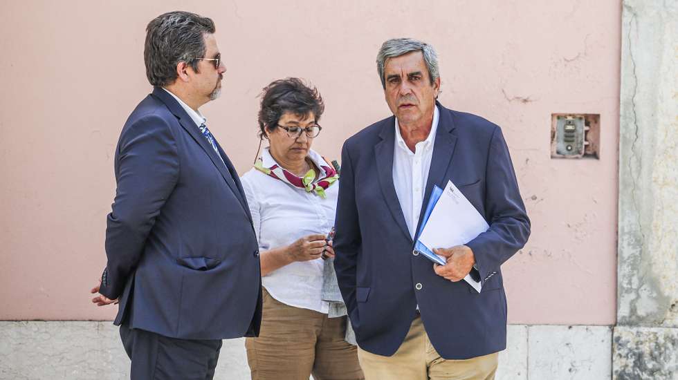 O presidente do Sindicato Independente dos Médicos (SIM), Jorge Roque da Cunha (D), entrega uma carta aberta dirigida ao Presidente da República, Marcelo Rebelo de Sousa, apelando a que possa exercer a sua magistratura de influência, no Palácio de Belém, em Lisboa 07 de agosto de 2023. JOSÉ SENA GOULÃO/LUSA