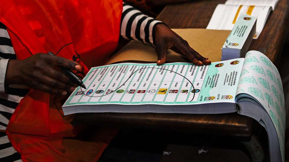 Processo de anulação de boletins de voto depois de terminada a votação para as sextas eleições autárquicas, Maputo, Moçambique, 11 de outubro de 2023. Mais de 8,7 milhões de eleitores moçambicanos são chamados hoje a votar nas sextas eleições autárquicas do país, em 65 municípios, dos quais 12 são novas autarquias, para elegerem 1.747 membros. LUÍSA NHANTUMBO/LUSA