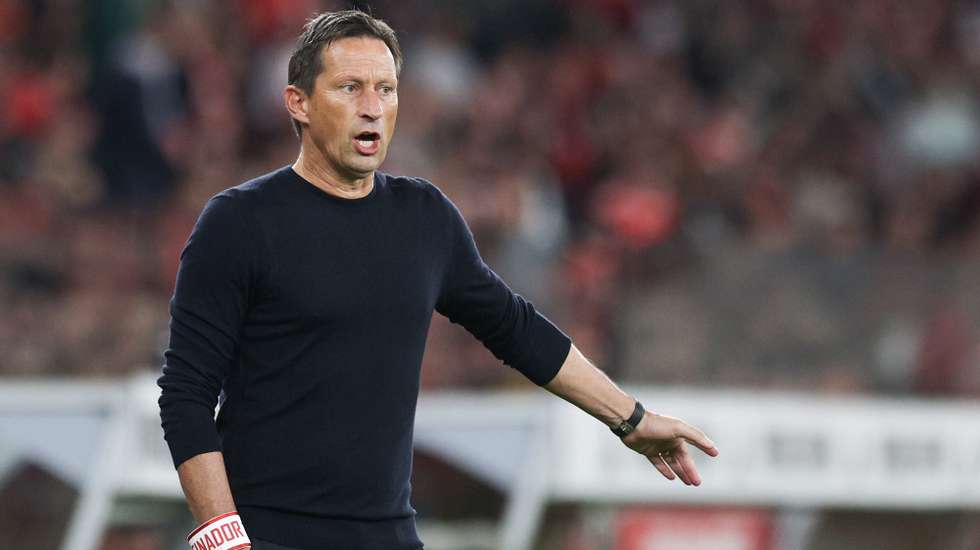 epa10972525 Benfica's coach Roger Schmidt during their Portuguese derby First League soccer match with Sporting played at the Luz stadium in Lisbon, Portugal, 12 November 2023.  EPA/TIAGO PETINGA