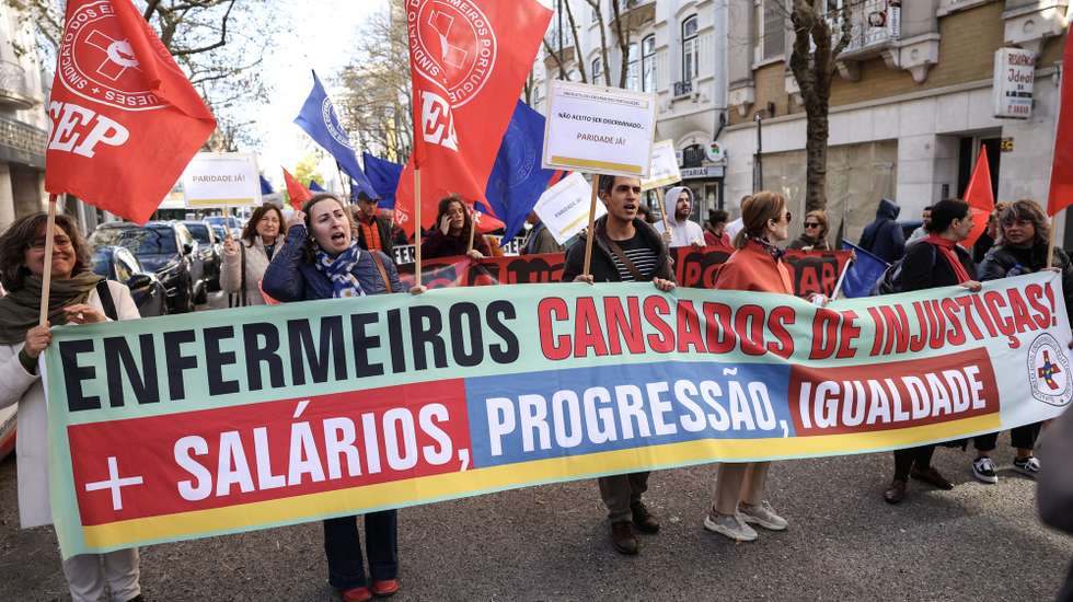 Concentração de enfermeiros sob o tema "Há Dinheiro, É Possível - Só Não Há Vontade", esta manhã junto ao Ministério da Saúde. em Lisboa, 21 de novembro de 2023.  MIGUEL A. LOPES/LUSA