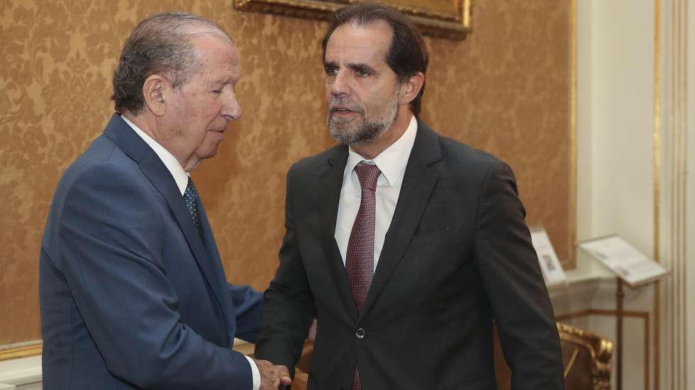 O representante da República para a Região Autónoma da Madeira, Ireneu Cabral Barreto (E ), cumprimenta o presidente do Governo Regional da Madeira, Miguel Albuquerque (D), à chegada para um encontro no Palácio de São Lourenço, no Funchal, ilha da Madeira, 05 de fevereiro de 2024. HOMEM DE GOUVEIA/LUSA