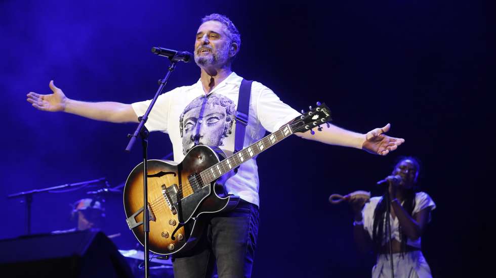epa10851451 Uruguayan singer-songwriter Jorge Drexler performs during his concert at the Vive Latino music festival in Zaragoza, Spain, 09 September 2023.  EPA/Javier Cebollada