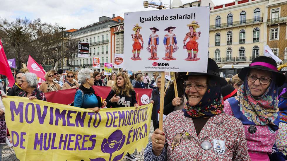 Manifestação Nacional de Mulheres com o lema "Mil razões para lutar! Os direitos das mulheres não podem esperar!" no âmbito das comemorações do Dia Internacional da Mulher (08 de março), Lisboa, 11 de março de 2023. Pelo sétimo ano consecutivo, o MDM-Movimento Democrático de Mulheres promove uma "jornada de denúncia dos problemas, de afirmação, de força e unidade das mulheres na defesa e conquista dos seus direitos". MANUEL DE ALMEIDA/LUSA