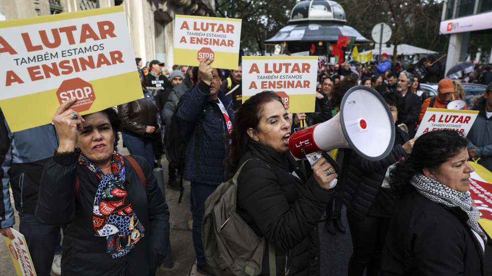 Professores do STOP (Sindicato de todos os Professores) participam na arruada nacional "para que a escola pública não seja esquecida durante a campanha eleitoral", Lisboa, 2 de março de 2024.  MIGUEL A. LOPES/LUSA