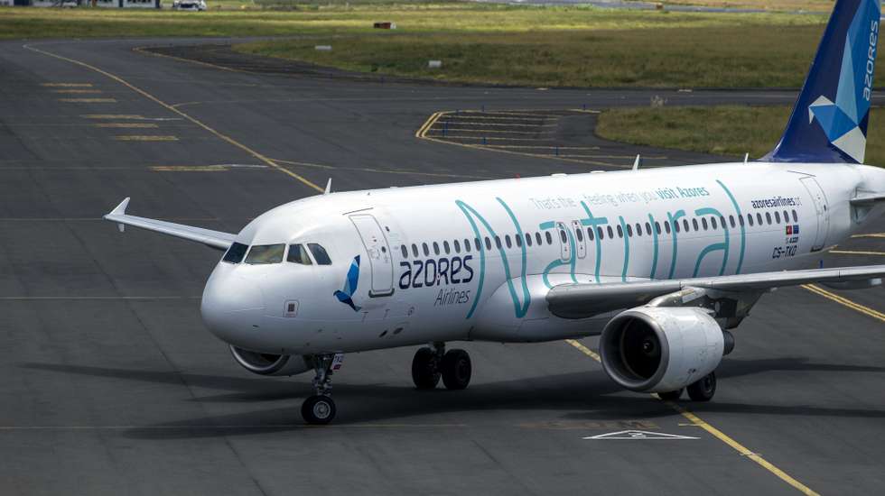 Avião da Azores Airlines, no Aeroporto João Paulo II em Ponta Delgada, Açores, 11 de outubro de 2023. A privatização dos consórcios interessados na empresa da SATA apresentaram novas ofertas de 7,026 euros e 6,60 euros por ação. Decisão final será tomada até ao início de Outubro. EDUARDO COSTA/LUSA