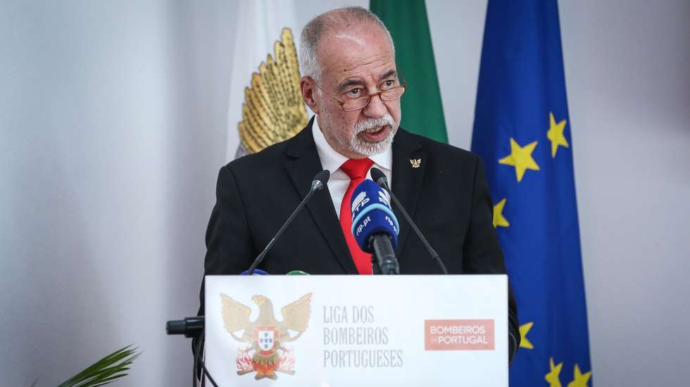 O presidente da Liga dos Bombeiros Portugueses, Antonio Nunes, discursa durante as comemorações dos 120 anos da fundação da Federação dos Bombeiros Portugueses, em Lisboa, 17 de abril de 2024. O encontro assinala igualmente o 50.º aniversário do 25 de Abril de 1974. RODRIGO ANTUNES/LUSA