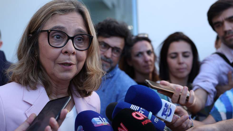 A ministra da saúde, Ana Paula Martins, fala aos jornalistas no final da inauguração do edifício do INEM Algarve e CODU - centro de orientação de doentes urgentes TA;B, em Loulé, 10 de maio de 2024. LUÍS FORRA/LUSA.