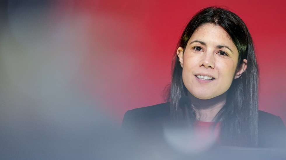 A coordenadora do Bloco de Esquerda Mariana Mortágua discursa durante um almoço do Bloco de Esquerda em Viana do Castelo com  Adriana Temporão  e Sheila Kahan,  (ausentes na fotografia), candidatas as eleições Europeias. Viana do Castelo 19 Maio 2024.HUGO DELGADO/LUSA