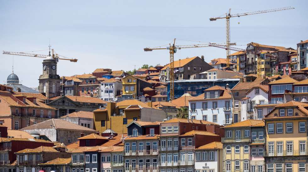 Vista de habitações na zona histórica do Porto, 13 de junho de 2024. JOSÉ COELHO/LUSA