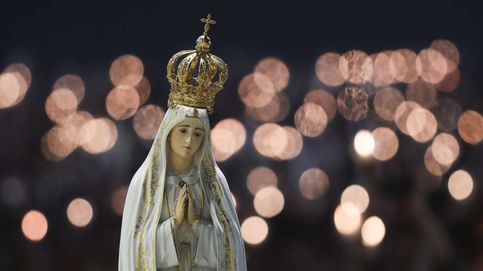 A imagem de Nossa Senhora de Fátima passa por entre os fieis na Procissão da Velas durante as cerimónias religiosas de 12 e 13 de outubro no Santuário de Fátima, 12 de outubro de 2023. PAULO CUNHA/LUSA