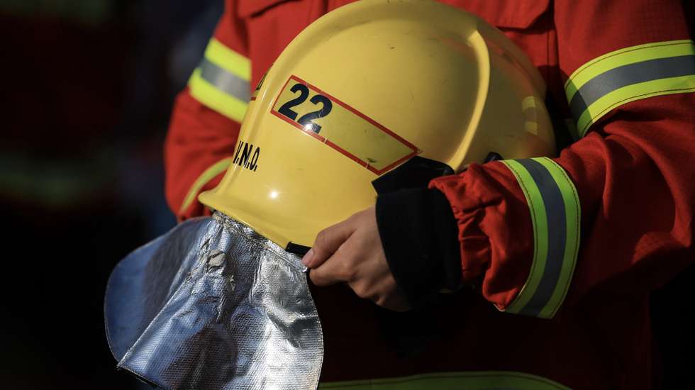 Cerimónias fúnebres dos três bombeiros de Vila Nova de Oliveirinha falecidos no combate ao incêndio do concelho de Tábua no dia 17 de setembro, Vila Nova de Oliveirinha, 21 de setembro de 2024. Sete pessoas morreram e 177 ficaram feridas devido aos incêndios que atingiram desde domingo sobretudo as regiões Norte e Centro do país e destruíram dezenas de casas. A área ardida em Portugal continental desde domingo ultrapassa os 124 mil hectares, segundo o sistema europeu Copernicus, que mostra que nas regiões Norte e Centro já arderam mais de 116 mil hectares, 93% da área ardida em todo o território nacional. JOSÉ COELHO/LUSA