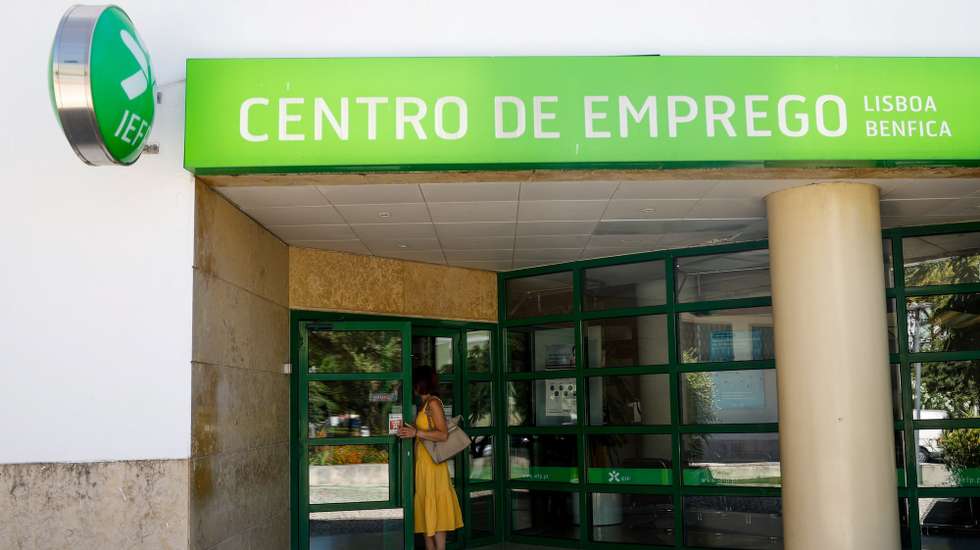 Uma mulher à entrada para um Centro de Emprego, em Lisboa, 12 de agosto de 2024. Trabalho. Emprego. Desemprego. ANTÓNIO PEDRO SANTOS/LUSA