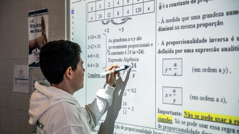 Numa das escolas com maiores taxas de abandono e absentismo escolar foram construídas modernas oficinas para atrair os alunos em risco, mas estão inativas por falta de financiamento, em Rabo de Peixe, 16 de maio de 2024. A Escola Básica Integrada de Rabo de Peixe, na ilha de São Miguel, é apontada como um dos “pontos negros” do insucesso e abandono escolar. Em Rabo de Peixe é normal ver professores ou funcionários a tentarem convencer os alunos a não abandonarem as aulas. O diretor considerou que para muitas crianças são precisos projetos alternativos. (ACOMPANHA TEXTO DA LUSA DO 22 DE JUNHO DE 2024). EDUARDO COSTA/LUSA