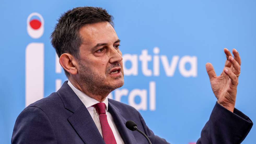 O presidente da Iniciativa Liberal (IL), Rui Rocha durante a intervenção na sessão de abertura da reunião do Conselho Nacional do partido para analizar o orçamento do Estado e a situação política atual, as eleições Autárquicas e um ponto de situação do relatório e contas do exercício de 2023, em Coimbra, 20 de outubro de 2024. PAULO NOVAIS/LUSA
