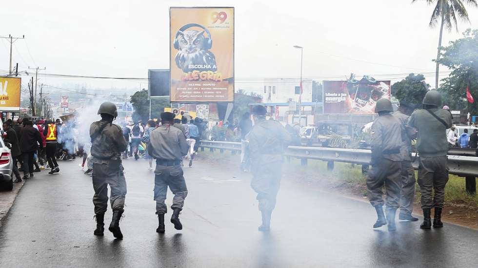 Elementos da Polícia moçambicana  lançam gás lacrimogéneo para dispersar as pessoas que se começavam a juntar para participar nas marchas pacíficas convocadas pelo candidato presidencial Venâncio Mondlane repudiando o homicídio de dois apoiantes, Maputo, Moçambique, 21  de outubro de 2024. LUÍSA NHANTUMBO/ LUSA