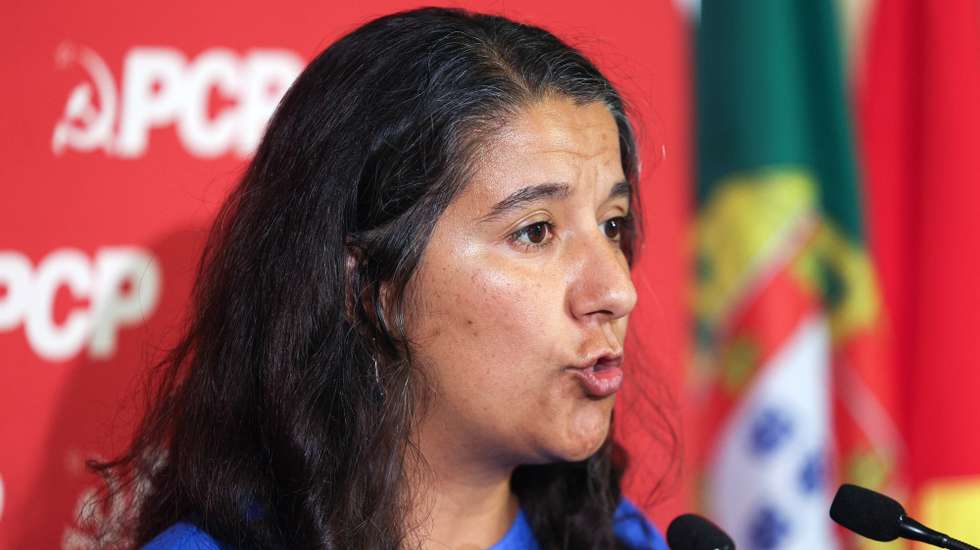 A presidente do grupo parlamentar do Partido Comunista Português (PCP), deputada Paula Santos, usa da palavra durante a sessão de abertura das Jornadas Parlamentares, na Assembeia da República, em Lisboa, 14 de outubro de 2024.  ANDRÉ KOSTERS/LUSA