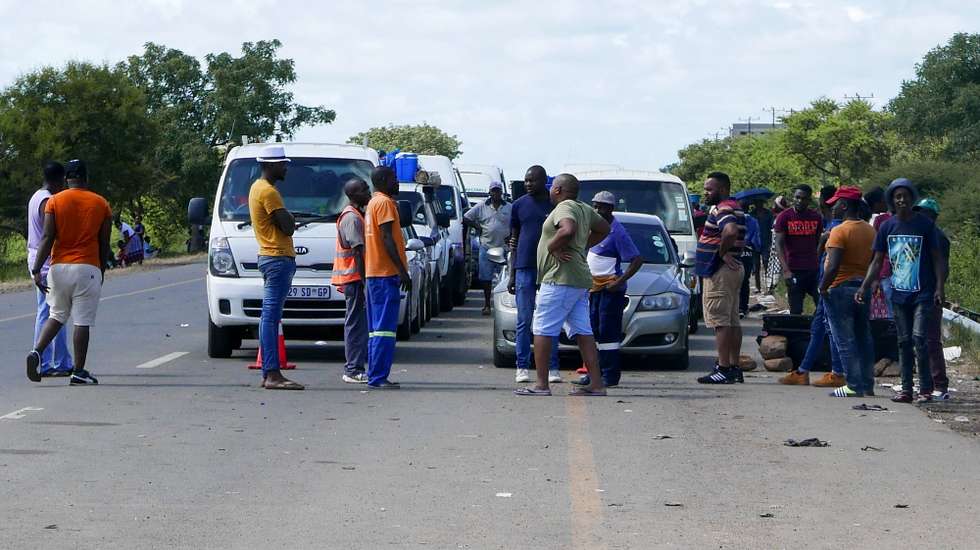 Populares aguardam na longa fila na fronteira de Ressano Garcia, a principal entre Moçambique e a África do Sul, é justificada pelas restrições, face à covid-19, adotadas pelas autoridades sul-africanas, que também não estão a aceitar os testes rápidos realizados em Moçambique, levando ao desespero as pessoas que estão nas filas e são obrigadas a dormir nos veículos, em  Ressano Garcia, Moçambique, 08 de janeiro de 2021. (ACOMPANHA TEXTO DA LUSA). LUÍSA NHANTUMBO/LUSA