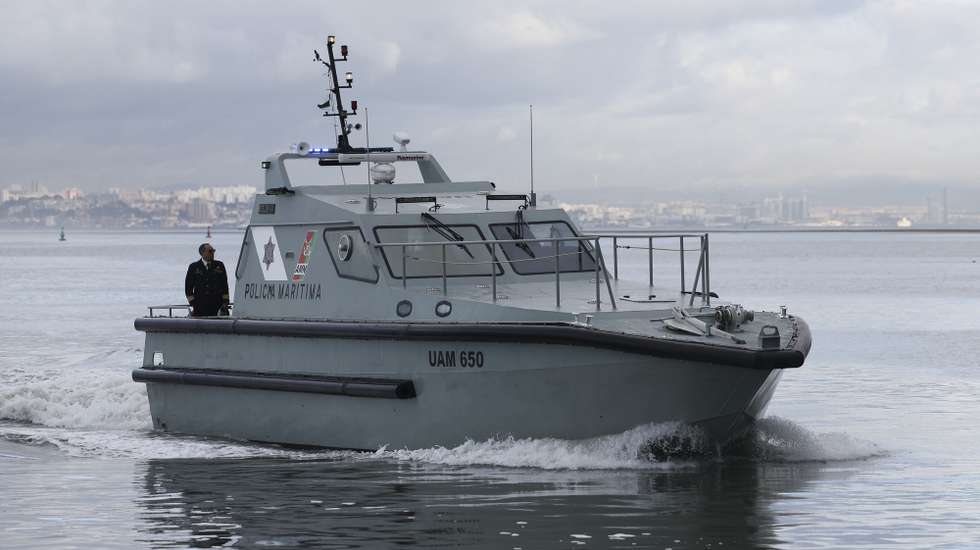 Uma embarcação da Polícia Marítima percorre o Rio Tejo, Lisboa  28 de novembro de 2023. ANTÓNIO COTRIM/LUSA