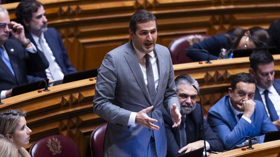 O líder parlamentar do Partido Social Democrata (PSD), Hugo Soares, usa da palavra durante o debate quinzenal com a presença do Primeiro-Ministro, na Assembleia da República, em Lisboa, 11 de dezembro de 2024. JOSÉ SENA GOULÃO/LUSA