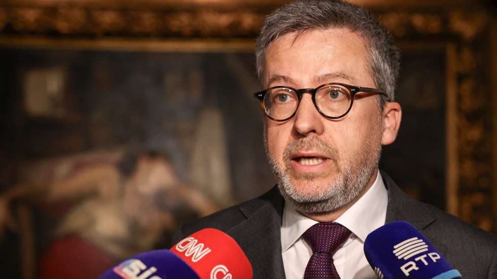 O presidente da Câmara Municipal de Lisboa, Carlos Moedas, fala aos jornalistas na apresentação da programação do centenário de Carlos Paredes, no Museu do Fado, em Lisboa, 20 de janeiro de 2025. MANUEL DE ALMEIDA/LUSA
