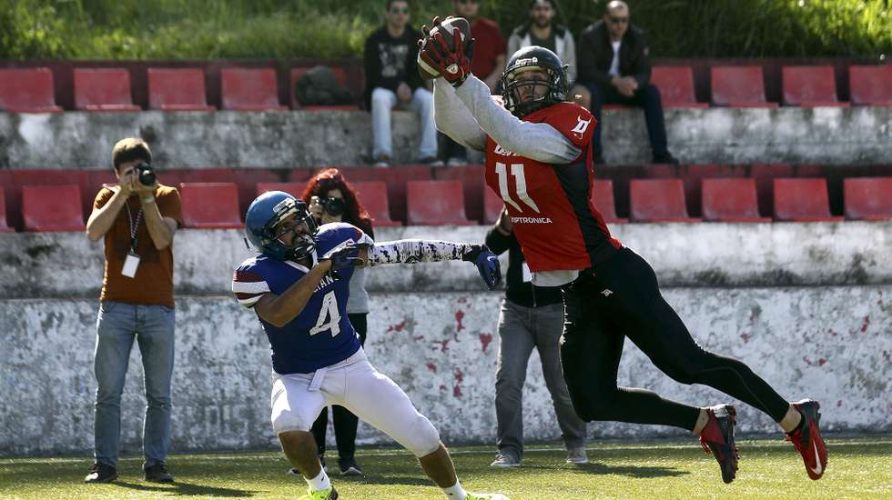 O norte americano Collin Charles Franklin (D) do Lisboa Devils durante o jogo de Futebol americano da IFAF Europe Champions League, Grupo Sul, entre o Lisboa Devils de Portugal e Bogazici Sultans da Turquia, no Campo Branca Lucas (Sport Clube Olivais), em Lisboa. 23 de abril de 2016. PEDRO NUNES/LUSA