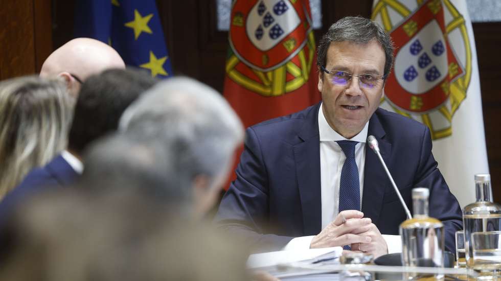 O ex-secretário de Estado da Administração Local e Ordenamento do Território, Hernâni Dias, intervém durante a sua audição na Comissão de Poder Local e Coesão Territorial  sobre a criação de duas empresas imobiliárias que podem configurar conflito de interesses, na Assembleia da República, em Lisboa, 04 de fevereiro de 2025. ANTÓNIO PEDRO SANTOS/LUSA