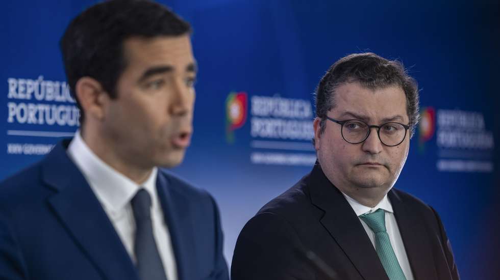 O ministro da Presidência, António Leitão Amaro (E), acompanhado pelo ministro das Finanças, Joaquim Miranda Sarmento (D), durante o briefing após reunião do Conselho de Ministros, no Campus XXI, em Lisboa, 07 de março de 2025. JOSÉ SENA GOULÃO/LUSA