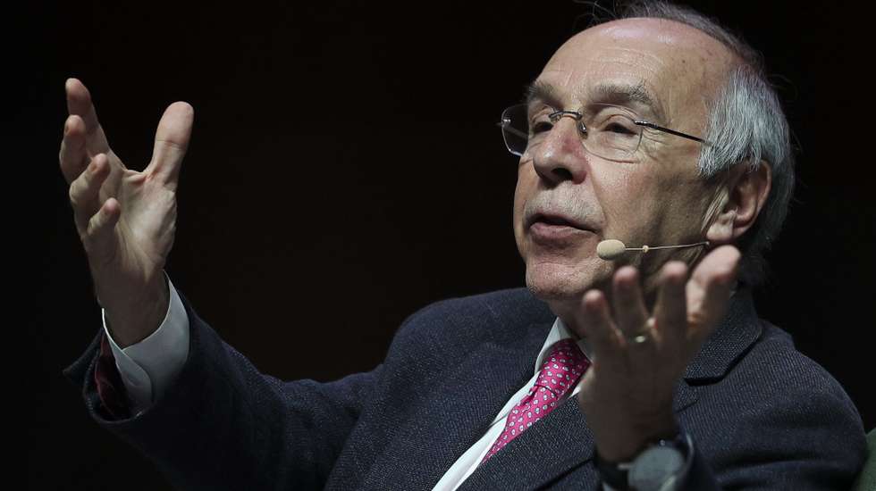 O candidato presidencial, Luís Marques Mendes, fala no ciclo de debates ‘Portugal e o Futuro’, uma  iniciativa da Associação de Estudantes da Nova SBE (Nova SBE Students' Union) que visa promover o diálogo com figuras de relevo da política e da sociedade portuguesas sobre os desafios que se colocam ao país e a importância da figura presidencial para a sua superação, no Campus de Carcavelos da Nova SBE, 01 de abril de 2025. TIAGO PETINGA/LUSA
