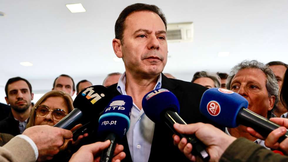 O presidente do PSD, Luís Montenegro, fala a comunicação social após a chegada à Feira do Folar em Valpaços, 12 de abril de 2025.  MIGUEL PEREIRA DA SILVA/LUSA