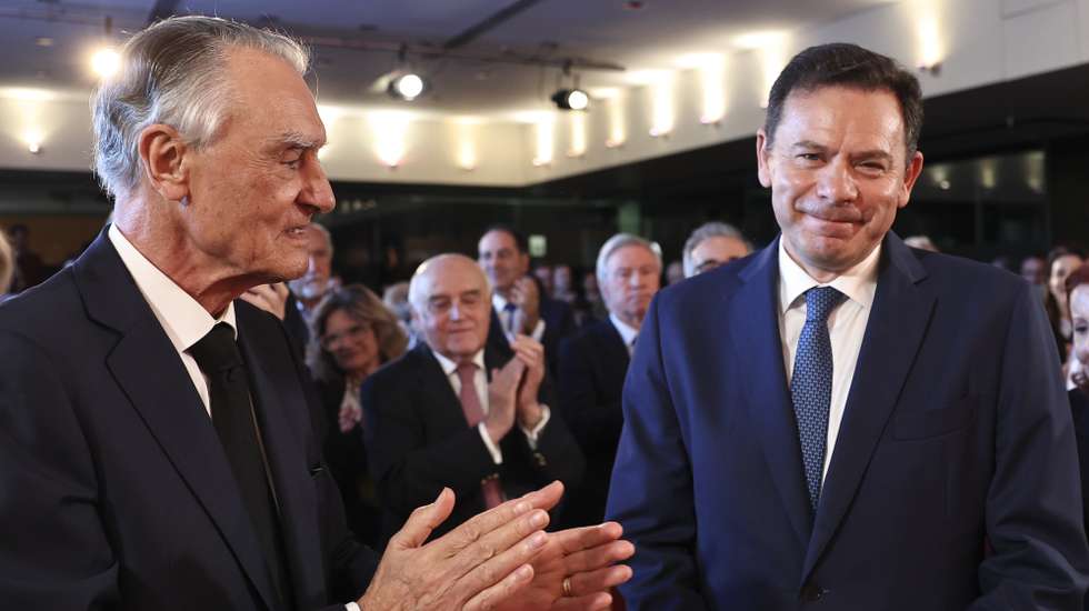 O presidente do Partido Social Democrata (PSD), Luís Montenegro (D), acompanhado pelo antigo Presidente da República, Aníbal Cavaco Silva, durante a cerimónia de apresentação do 7.º volume do livro sobre Francisco Sá Carneiro, em Lisboa, 23 de abril de 2025.  ANTÓNIO COTRIM/LUSA