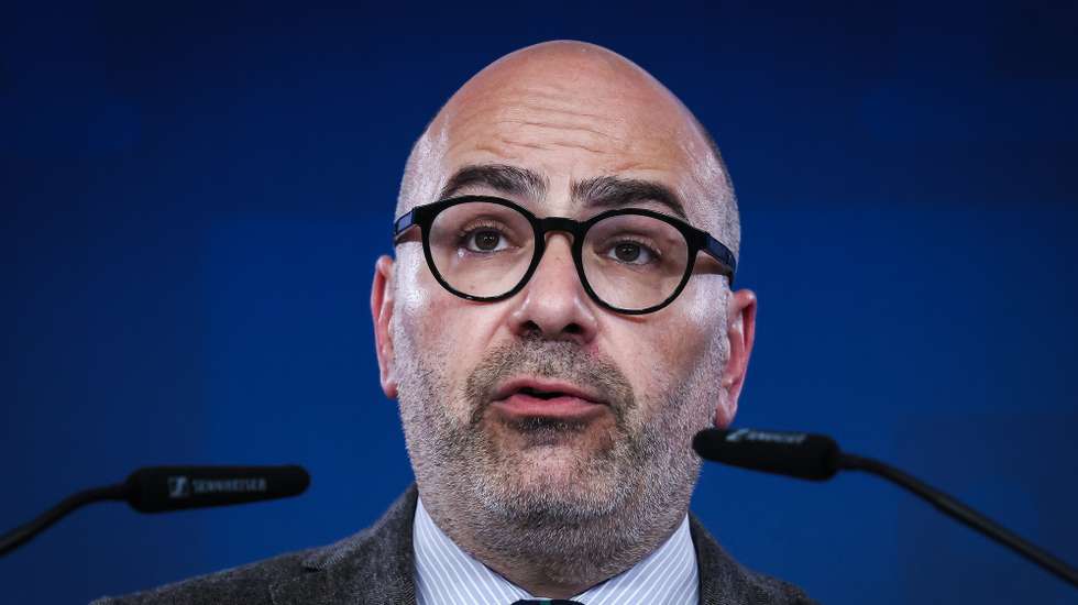 O ministro das Infraestruturas e Habitação, Miguel Pinto Luz, usa da palavra durante uma conferência de imprensa sobre as greves na CP – Comboios de Portugal, em Lisboa, 06 de maio de 2025. RODRIGO ANTUNES/LUSA