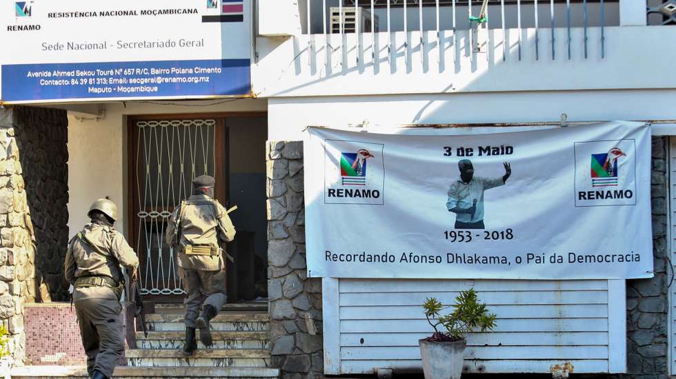 Dezenas de elementos da Unidade de Intervenção Rápida (UIR) da polícia moçambicana recuperaram hoje a sede nacional da Renamo, disparando tiros e gás lacrimogéneo para acabar com o protesto de antigos guerrilheiros, com pelo menos um ferido, em Maputo, Moçambique, 28 de maio de 2025. O protesto dos desmobilizados da Renamo na sede nacional, exigindo a saída do presidente do partido, Ossufo Momade, já se prolongava desde 15 de maio, com cerca de meia centena de antigos guerrilheiros a ocupar o espaço desde então. LUÍSA NHANTUMBO/LUSA