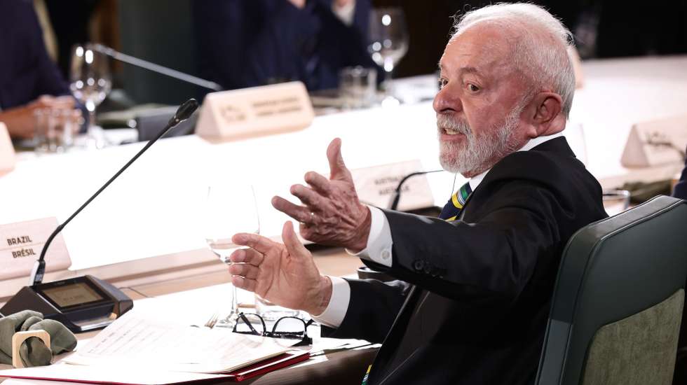 epa12182049 President of Brazil Luiz Inacio Lula da Silva gestures while taking part in working lunch, with the theme, 'Energy Security,' with world leaders and outreach representatives at the G7 summit during the G7 Summit in Kananaskis, Canada, 17 June 2025. World leaders are gathered from 15 to 17 June 2025 for the annual G7 Summit.  EPA/TERESA SUAREZ / POOL