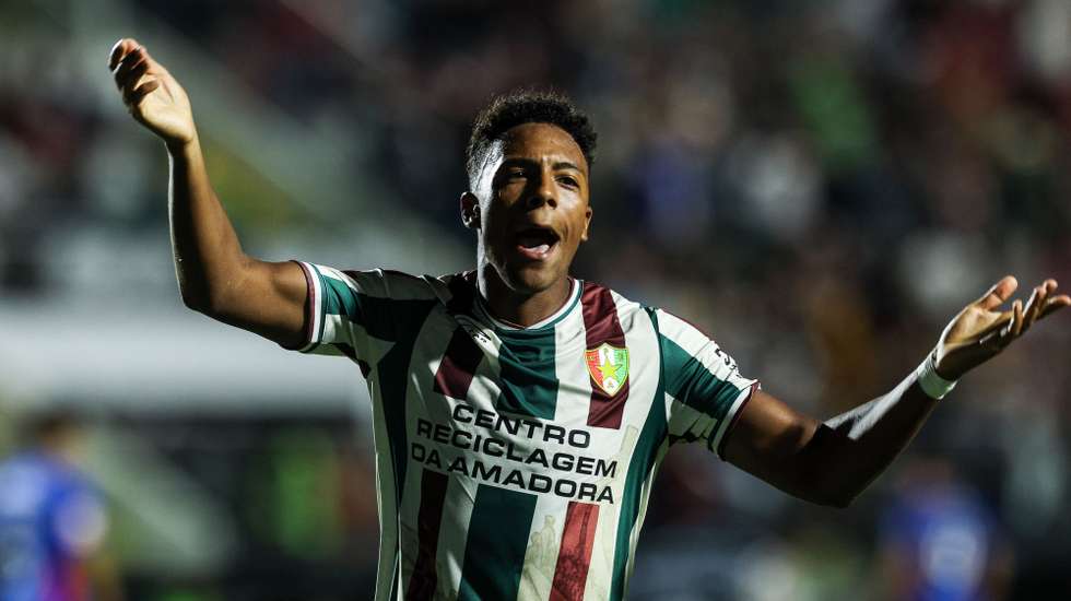 O jogador do Estrela da Amadora Fábio Ronaldo celebra após marcar contra o Alverca durante o jogo da 3.ª jornada da I Liga de futebol, realizado no Estádio José Gomes, Amadora, 25 de agosto de 2025. MIGUEL A. LOPES/LUSA