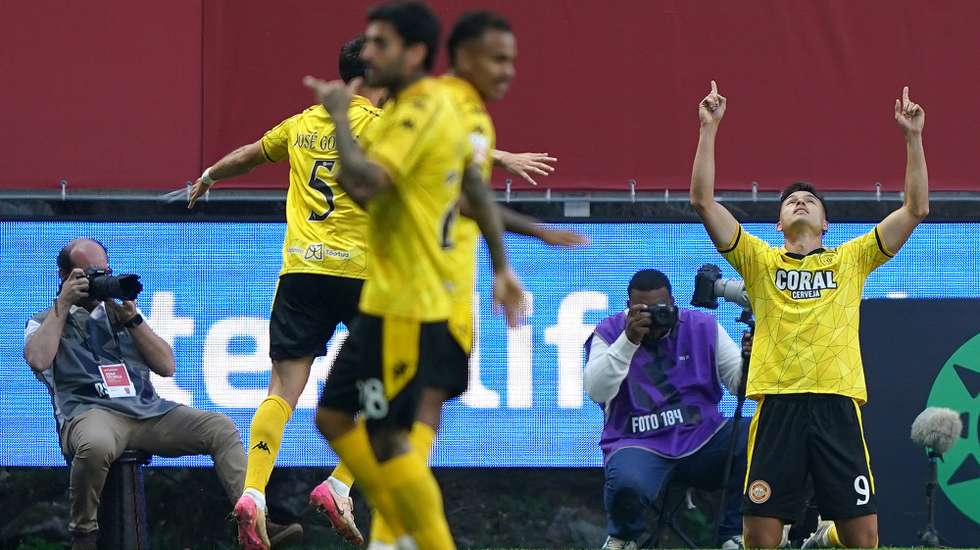 O jogador do Nacional, Jesús Ramirez (D), festeja após marcar um golo contra o Sporting de Braga durante o jogo da I Liga de futebol, realizado no Estádio Municipal de Braga, 28 de setembro de 2025. HUGO DELGADO/LUSA
