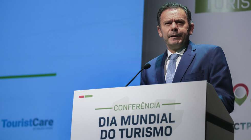 O primeiro-ministro, Luis Montenegro, discursa durante a sessão de abertura da conferência do Dia Mundial do Turismo, promovida pela Confederação do Turismo de Portugal e sob o tema “Turismo é Portugal”,  Tróia, 29 de setembro de 2025. RUI MINDERICO/LUSA