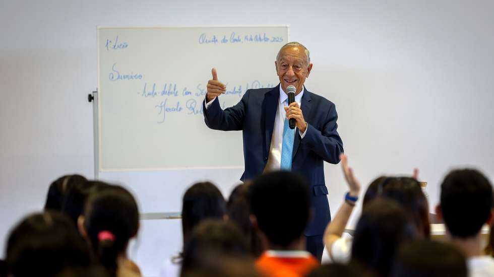 O Presidente da República, Marcelo Rebelo de Sousa, intervém durante uma visita à Escola Básica e Secundária Michel Giacometti, na Quinta do Conde, em Sesimbra, 14 de outubro de 2025. ANTÓNIO PEDRO SANTOS/LUSA