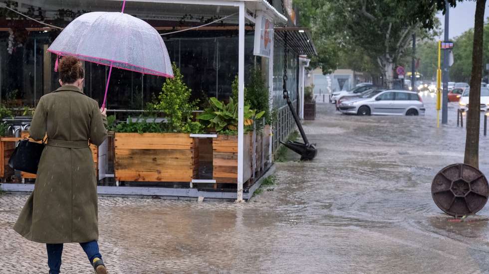 Chuvas fortes e inundações devido à passagem da depressão Claudia, em Setúbal, 13 de novembro de 2025. O Instituto Português do Mar e da Atmosfera (IPMA) emitiu um novo aviso vermelho para o distrito de Santarém, que se junta ao de Setúbal, que estarão em vigor até às 10:00 de hoje devido à chuva. RUI MINDERICO/LUSA