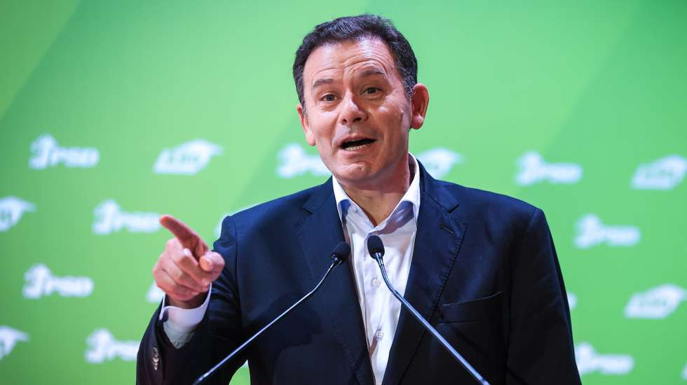 O presidente do PSD Luís Montenegro participa no X Congresso Nacional dos Autarcas Social Democratas (ASD) , no auditório do Instituto Superior de Engenharia do Porto, 6 de dezembro de 2025.  JOSÉ COELHO/LUSA