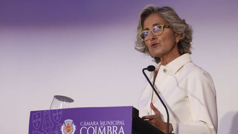 A presidente da Câmara Municipal de Coimbra, Ana Abrunhosa, durante a cerimónia de posse dos orgãos autárquicos de Coimbra onde foi empossada como presidente da autarquia, no Convento São Francisco, Coimbra, 4 de novembro de 2025. PAULO NOVAIS/LUSA